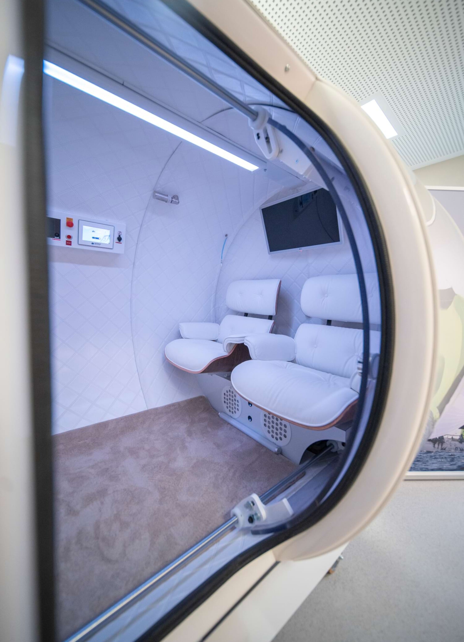 Einblick in die Sauerstoffdruckkammer bei AIVA.