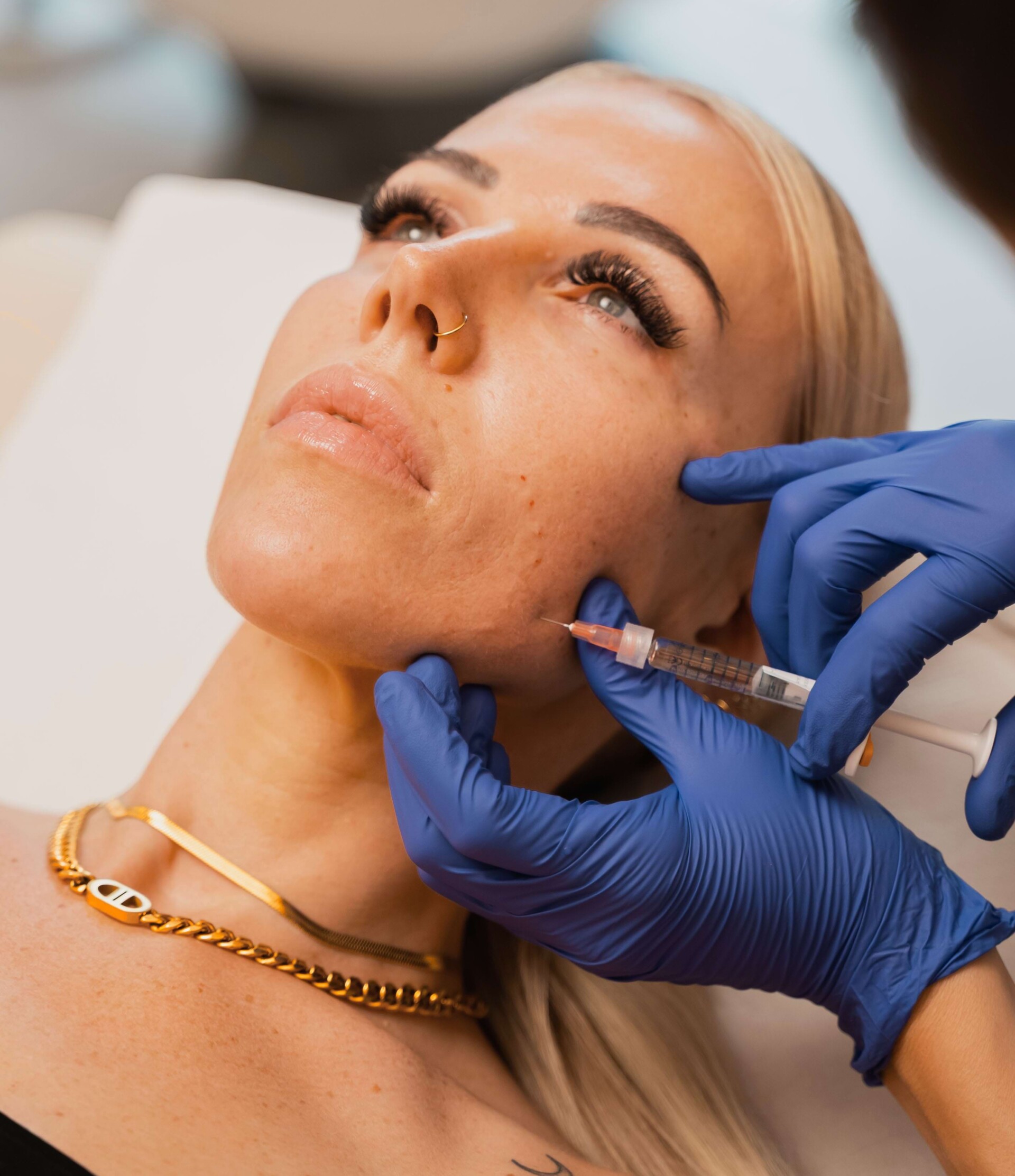 New elasticity and natural radiance thanks to skin boosters.