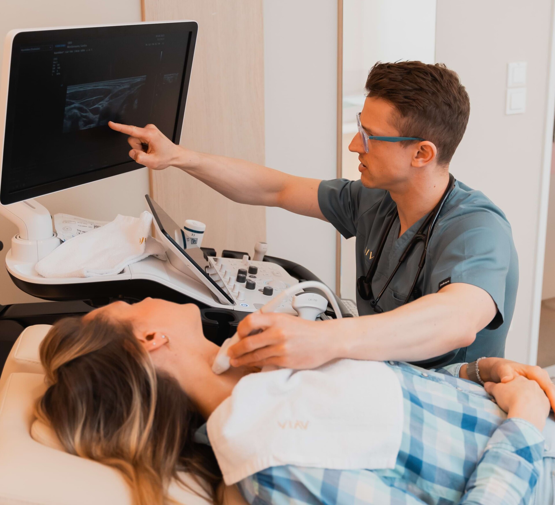 Ultrasound examination of the neck vessels at AIVA in Berlin.